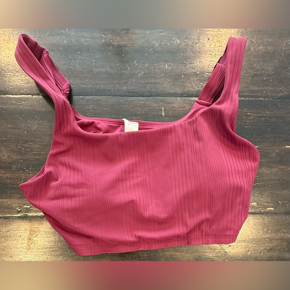 Alo yoga “run it back bra” in wild berry